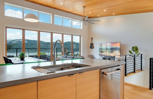 Hood River House | 4Bed/3 Bath Modern, high-end townhome, river view, 1 block to downtown