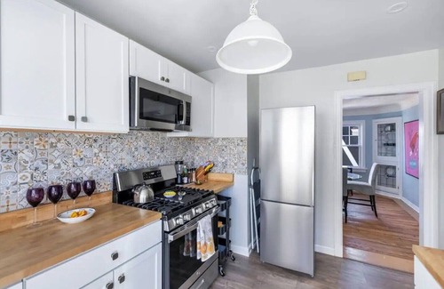 Shaker Heights Apartment | 4BR/2BA 2-Story near Van Aken District and CLE clinic