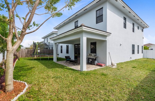 Ludlam Villa | 4BR/4BTH Miami Oasis: Stylish Retreat w/BBQ & Trampoline - Near Beach & Airport