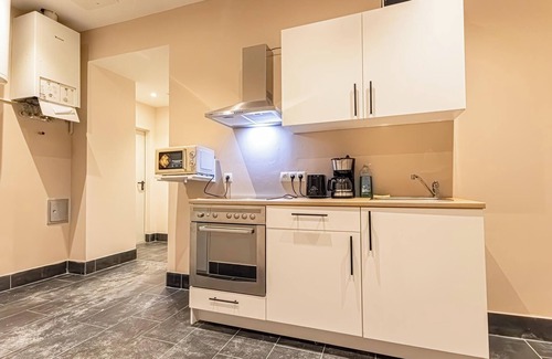 Neulerchenfeld Apartment | 4BR Apt. for Groups 6-Min to Stadthalle