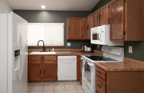 Cimarron Hills House | π 4BR - Arcade - Hot Tub - Foosball- Cozy Mountain View Home!