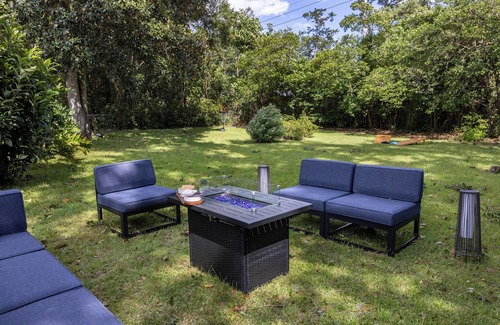 Gainesville House | 4BR Charming Home-Walk UF 2mi -Park-King Bed-Games-BBQ-Firetable-Backyard fenced