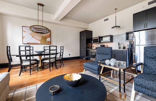 French Quarter Hotel | 4BR Group Space for 16 Near Bourbon St | The Mayfair