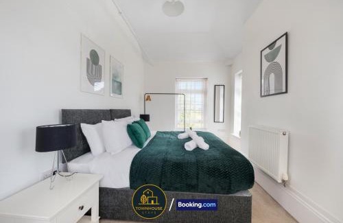 Colchester House | 4BR House by Townhouse Stays, Short Lets & Serviced Accommodation in Colchester with Garden, Free Parking & WiFi