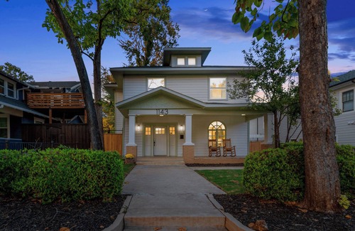Kessler House | 4BR in Bishop Arts | Wifi + Deck + Pet Friendly