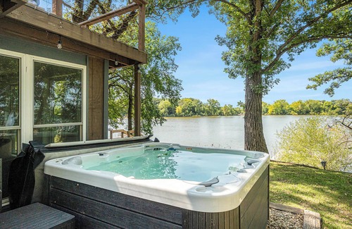 Jackson House | 4BR Lakeside Luxury | Hot Tub | Gameroom | Firepit