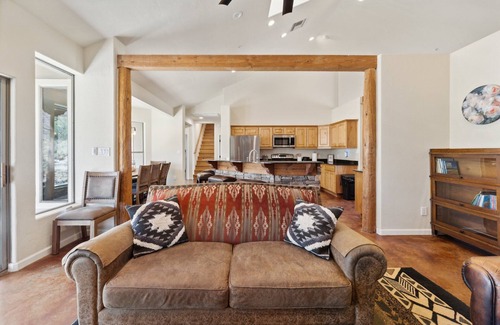 Catalina House | 4BR Mount Lemmon Retreat Hot Tub-Pool - Sleeps 18!