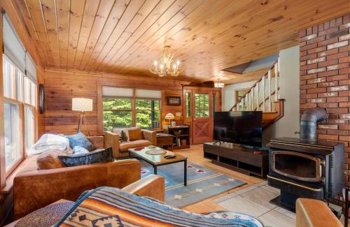 Bartlett House | 4BR Mountain retreat with Ski Base Bikes & Yard
