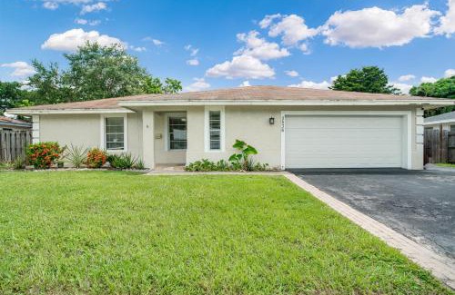 Central Naples House | 4BR Naples Getaway Pool, Gazebo & Near Beach