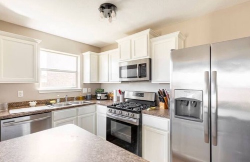 La Marque House | 4BR Near Galveston, Kemah NASA, Recently Rehabbed