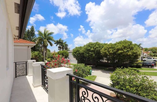 The Hammocks House | 4BR Pool Home, Sleeps 11, Games, Airport 10min