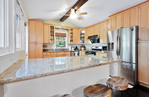 Buford House | 4br, private dock, pet friendly close to shopping and restaurants