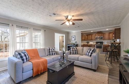 Cartersville House | 4BR Ranch 1 Mile to Downtown Cartersville