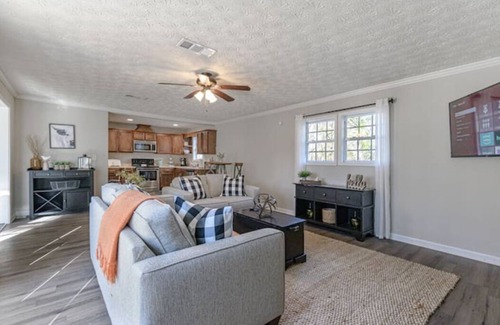 Cartersville House | 4BR Ranch 1 Mile to Downtown Cartersville