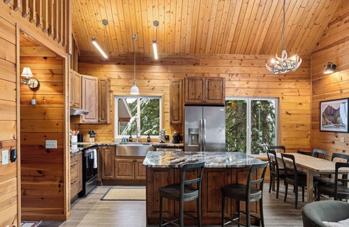 North Bend House | 4BR Retreat: 5-min to Ski, Snowboard, Snow Tubing