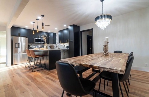 Rancho Oakey House | 4BR Retreat w/Jacuzzi, BBQ & Near Vegas Strip