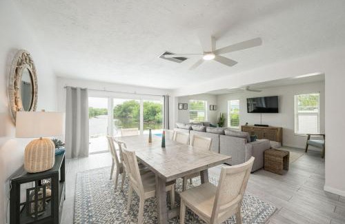 Marathon House | 4BR Sombrero Beach House on Canal w Dock & Pool