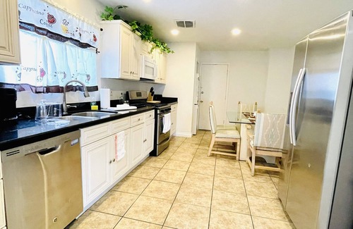 Beverly Green House | 4BRhouse,STRIP,LVCC,bigparking,family,pets-friendly,Semashow,CES,convention
