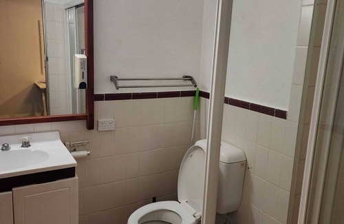 Griffith Apartment | 4km to parliament, 400m to Fyshwick Markets, fully furnished with room for 4