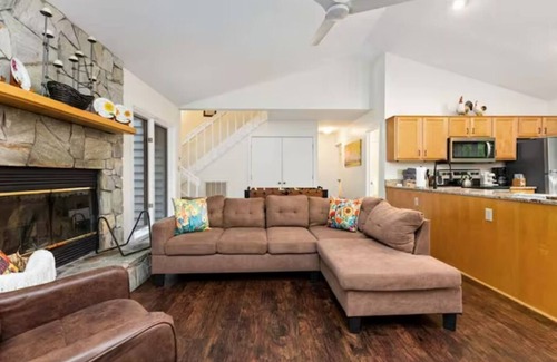 Nellysford House | 4min to Ski: Hot Tub Dogs OK PacMan Foosball Grill