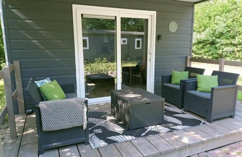 Oosterwolde Ski Chalet | 4p chalet TOLVE met 4 fietsen vlakbij natuurgebieden Drents Friese Wold, Fochteloërveen en gevangenisdorp Veenhuizen