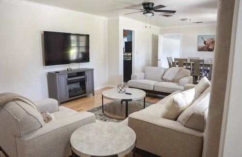 Amarillo House | 4Room| 7 Beds | Sleeps 12
