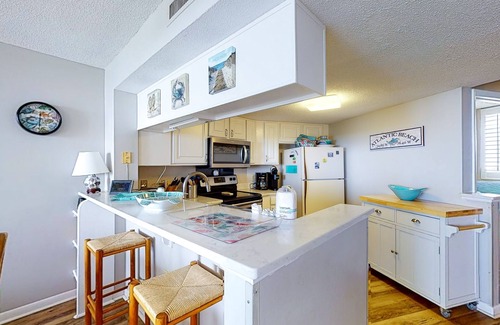 Atlantic Beach Condo | 4th-Floor oceanfront condo with amazing view, WiFi & shared pools/hot tub/gym