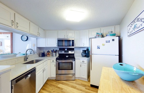 Atlantic Beach Condo | 4th-Floor oceanfront condo with amazing view, WiFi & shared pools/hot tub/gym