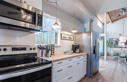 Manor House | 5 Acre Country Retreat | Hot Tub + Pool + 2 Primary Suites | Great 4 Gatherings