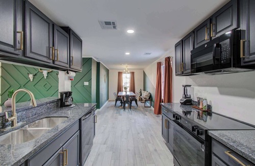 Southbelt/Ellington House | 5-BD,2-BA Tranquil Retreat ft Jacuzzi & Playground