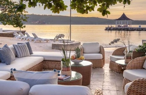 Discovery Bay Villa | 5 bdr Luxury Private Beachfront Villa Pool Staff Watersports
