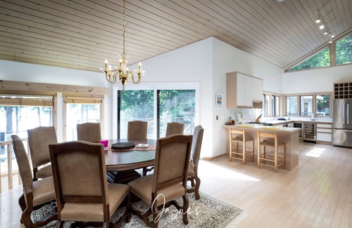 Port Carling Cottage | 5 bed 3 bath cottage on Lake Muskoka + Boathouse with a loft