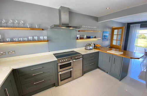 Constantine Bay House | 5 bed, 3 bath detached holiday home close to Constantine Bay beach with parking