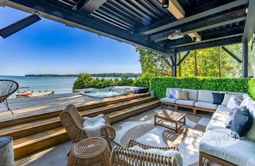 Port Carling Cottage | 5 bed 4 bath Lakehouse on Lake Simcoe! Hot Tub!