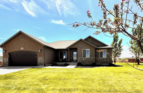 Naples House | 5-bed by Dinosaur National Monument & Green River w/Hot Tub, Pool & Fire Pit.