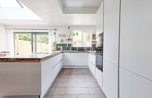 Southend-on-Sea Apartment | 5 Bed, Garden, Parking +sofa Bed