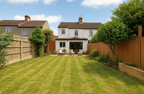 Southend-on-Sea Apartment | 5 Bed, Garden, Parking +sofa Bed