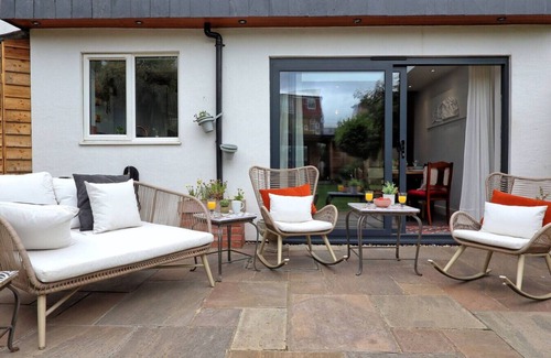 Southend-on-Sea Apartment | 5 Bed, Garden, Parking +sofa Bed