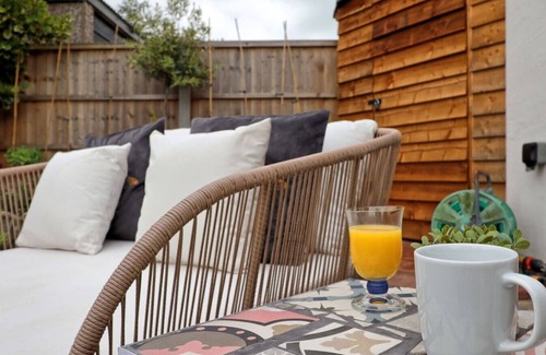 Southend-on-Sea Apartment | 5 Bed, Garden, Parking +sofa Bed