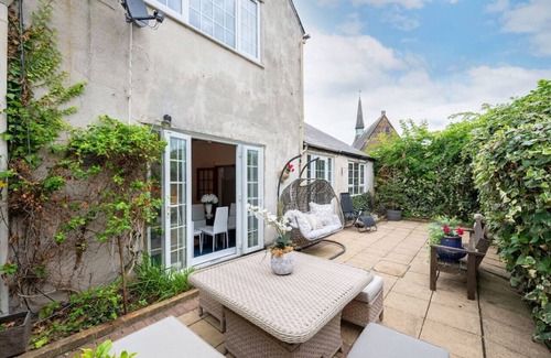 Oakleigh House | 5-Bed Home with Private Parking behind gated and only 25 Mins To Central London