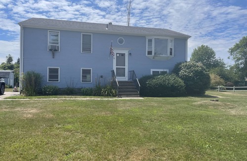 Narragansett House | 5 bedroom, 2 bathroom colonial located just minutes away from Scarborough Beach.