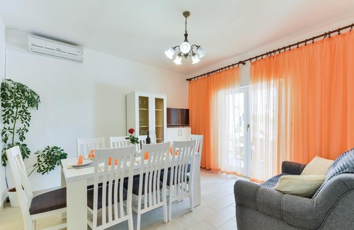 Tinj House | 5 bedroom accommodation in Tinj