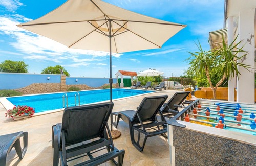 Tinj House | 5 bedroom accommodation in Tinj