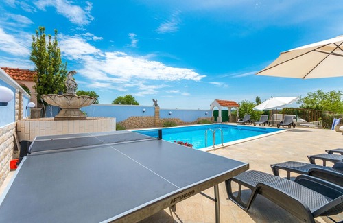 Tinj House | 5 bedroom accommodation in Tinj