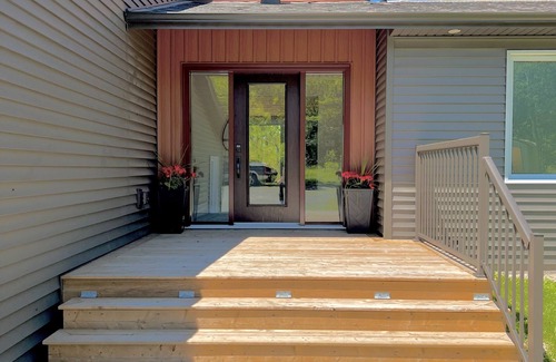 Sudbury House | 5-Bedroom Executive Lakefront Retreat Sleeping 12- Relax, Recharge and Reconnect