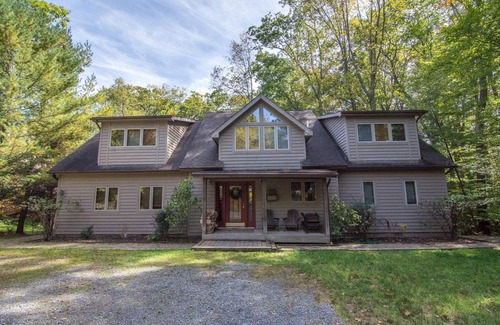McHenry House | 5 Bedroom Home, located on private cove, close proximity to ski resort and parks
