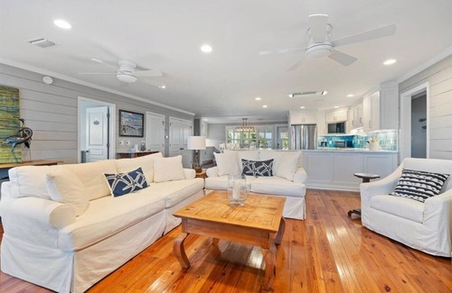 Alligator Point House | 5-bedroom house in charming Alligator Point with a Pool. Beachfront and Bayfront
