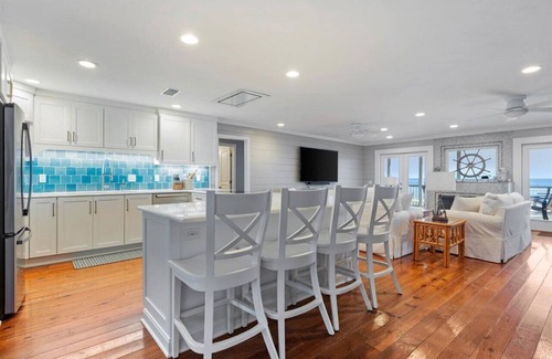 Alligator Point House | 5-bedroom house in charming Alligator Point with a Pool. Beachfront and Bayfront