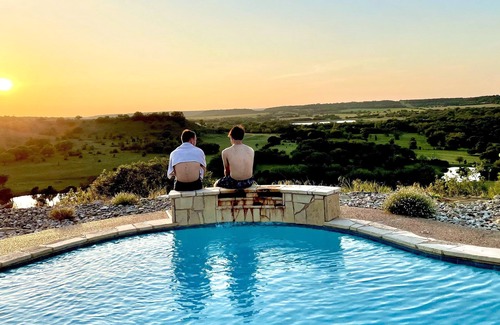 Jonesboro House | 5 bedroom house w/pool - private ranch just 1 hr from Waco