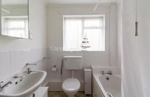 Great Yarmouth Cabin | 5 Berth Chalet To Hire In Hemsby Near Hemsby Beach Ref 18117B